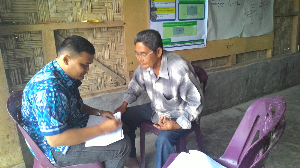 A researcher from AIAT North Sumatera interviews a rainfed rice farmer in Serdang Village (Photo by Iris Bugayong, IRRI). 