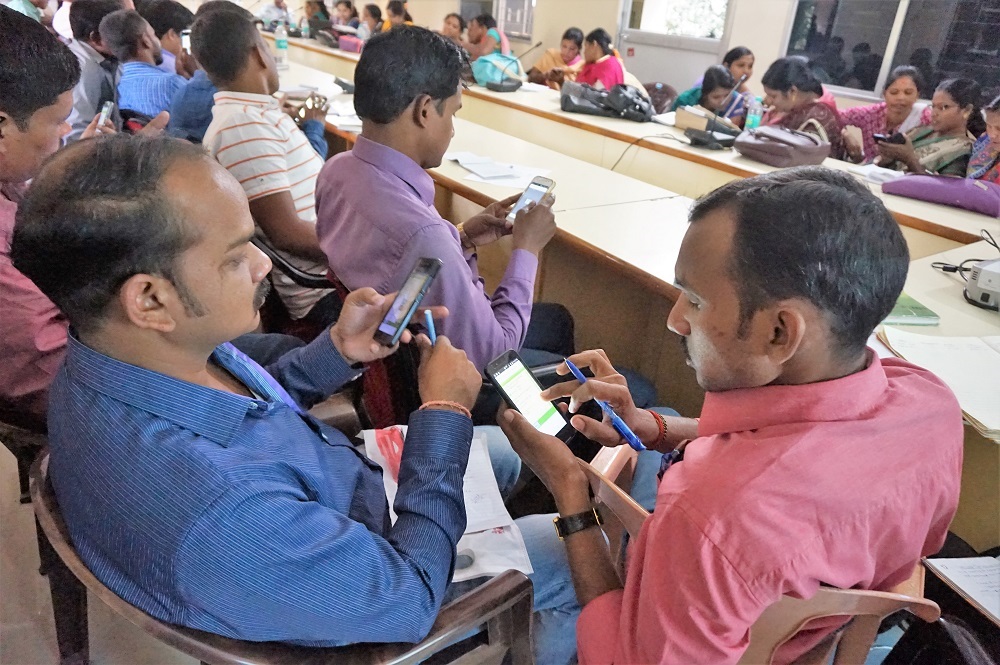 The extension staff of the Department of Agriculture at a Training of Trainers on using RCM, interviewing farmers, and providing crop management advisories to them. (Photo: IRRI India)