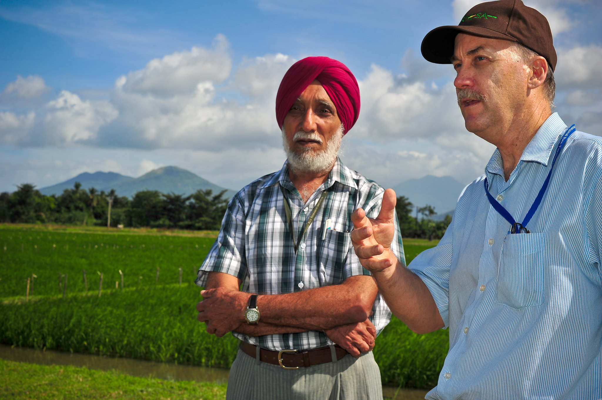 Drs, Brar and MacKill discuss plans for IRRI's rice breeding program,. (Photo by Chris Quintana, IRRI)