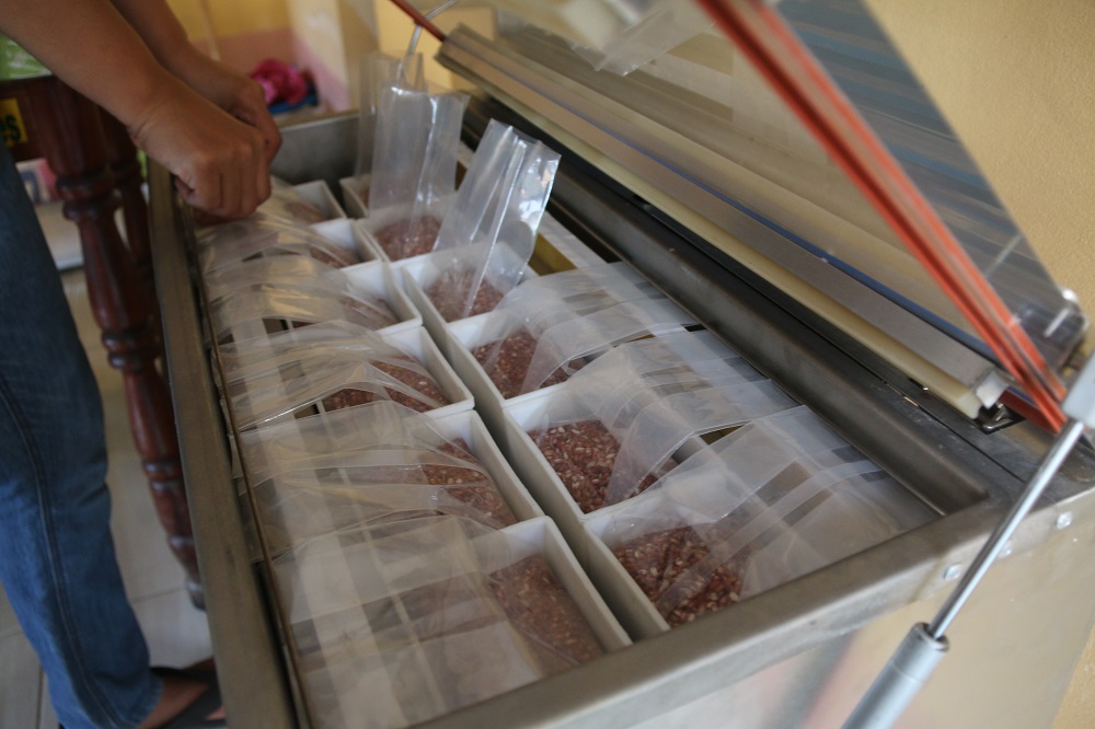 Vacuum packaging removes the air before sealing. It reduces oxidation in unpolished rice which is how most heirloom rice products are sold. (Photo: IRRI)